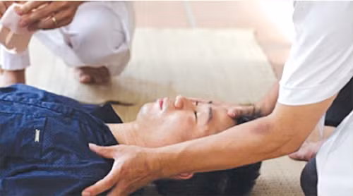 Dấu hiệu và triệu chứng sốc nhiệt thường gặp bao gồm nhịp tim nhanh, thở nhanh và nông, huyết áp tăng cao hoặc hạ thấp, ngưng đổ mồ hôi, dễ bị kích thích, lú lẫn hoặc bất tỉnh, cảm thấy chóng mặt hoặc choáng váng, đau đầu, buồn nôn, ngất xỉu…