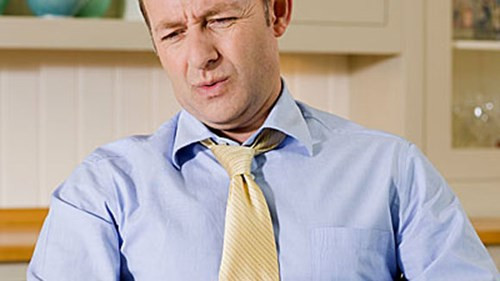 Chứng ợ nóng. Sử dụng dầu cá không đúng liều lượng, uống quá nhiều có thể làm đảo lộn hệ tiêu hóa, gây chứng ợ nóng và trào ngược axít. Nếu bạn muốn tăng liều lượng sử dụng dầu cá, hãy tiến hành từ từ theo thời gian để ngăn chặn sự xáo trộn trong hệ tiêu hóa.