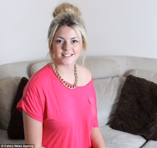 Hot girl người Anh, Georgie Holland, 18 tuổi, đã gần như bị mù 1 bên mắt sau khi sử dụng thuốc tránh thai Yasmin trong suốt 2 năm liền. Sau khi đột quỵ, Georgie phải nằm viện suốt 1 tuần. Tại đây, các bác sỹ cho biết mắt bên phải của Georgie đã gần như bị mù, ngoài ra trong não Georgie có 1 cục máu đông, gây ảnh hưởng đến quá trình tuần hoàn máu trong cơ thể.