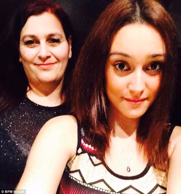 Hồi tháng 5/2015, Fallan Kurek (21 tuổi) là 1 trợ giảng chuyên dạy dỗ những đứa trẻ khuyết tật. Do có chu kỳ kinh nguyệt không đều nên cô đã được bác sĩ kê đơn uống thuốc tránh thai Rigevidon. Sau khi sử dụng loại thuốc này trong vòng 25 ngày, Kurek bất ngờ bị ngã gục tại nhà riêng ở Tamworth, Staffordshire, Anh. Sau khi liên tục nôn mửa, Kurek ngừng thở, cả người cô trở nên tím ngắt.