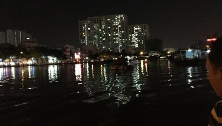 Me de con gai 1 tuoi tren cau roi nhay song tu van