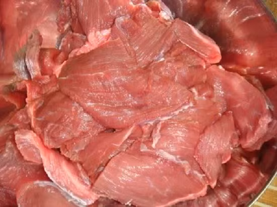 Không nên nêm mì chính vào món thịt lợn. Thịt lợn có chứa acid glutamic, khi kết hợp thêm với muối, gặp nhiệt độ cao tự nhiên sẽ sản xuất ra các thành phần chính của mỳ chính. Vì thế, khi nấu các món ăn với thịt, không cần thêm mỳ chính.