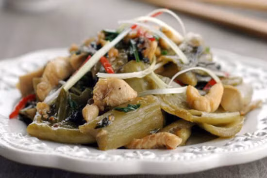 Món ăn có vị chua. Các món ăn có vị chua thường có tính axit cao, nếu cho thêm mì chính sẽ dễ làm thay đổi thành phần trong mì chính. Điều này không những làm thay đổi hương vị của món ăn mà còn có hại cho sức khỏe.