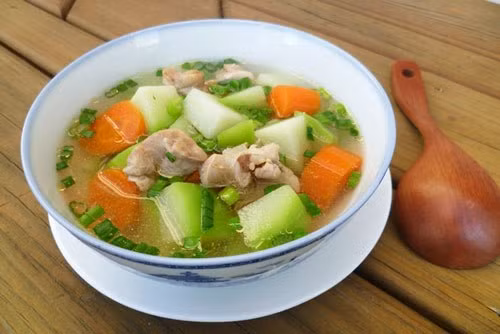 Không nêm mì chính vào các món ngọt. Không nên cho thêm mì chính vào các món có độ ngọt, hay đã sử dụng các loại rau củ quả có vị ngọt tự nhiên như su hào, cà rốt, cà chua… vì nó dễ phá hủy hương vị ngọt sẵn có.