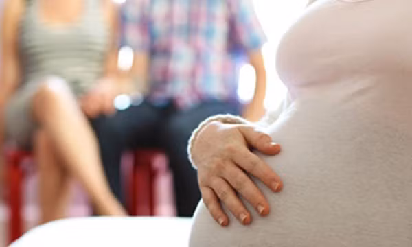 Thứ trưởng Bộ Y tế trực tiếp mổ ca mang thai hộ đầu tiên Thu truong Bo Y te truc tiep mo ca mang thai ho dau tien