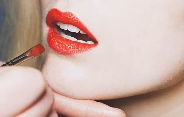 Nếu bạn muốn thử phong cách trang điểm táo bạo, cũng có thể trộn son với một chút BB cream và thoa lên bầu mắt để có màu mắt nổi bật.