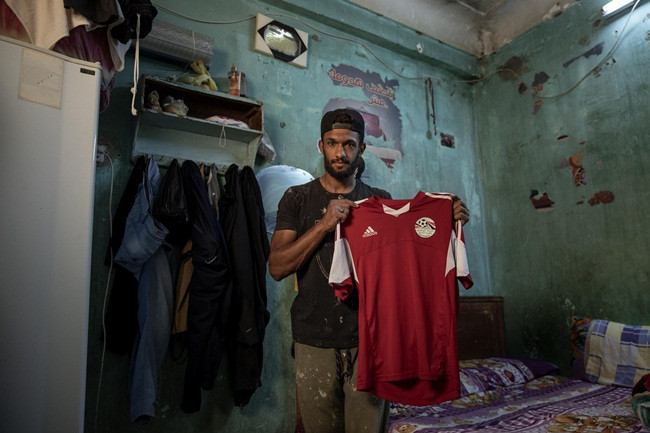 Không lâu sau khi Ai Cập phong tỏa một phần đất nước, Mahrous Mahmoud tìm việc làm nhưng chỉ có thể tìm được công việc thợ xây.