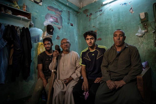 Mahrous Mahmoud thể hiện được tài năng thể thao từ khi còn nhỏ. Nam thanh niên này từng là võ sĩ quyền anh ở một câu lạc bộ, sau đó chuyển sang chơi bóng ném. Sau khi được các huấn luyện viên thuyết phục gia nhập đội bóng đá, từ năm 16 tuổi anh chơi bóng đá chuyên nghiệp.