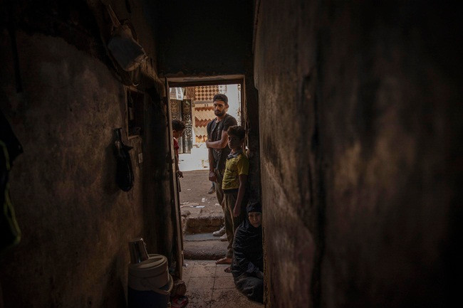 Mahrous Mahmoud, 28 tuổi là cầu thủ bóng đá đang chơi cho câu lạc bộ Beni Suef, Ai Cập. Đây là câu lạc bộ đang thi đấu ở giải hạng nhì của Ai Cập. Tuy nhiên, cũng giống như hàng triệu người ở Ai Cập, cầu thủ này đang bị ảnh hưởng do dịch Covid-19.