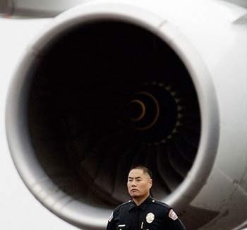 Video: Bi hat vang ca tram met vi dung canh... dong co may bay