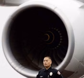 Video: Bi hat vang ca tram met vi dung canh... dong co may bay