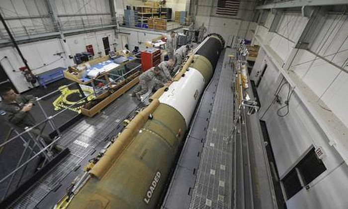 Minuteman III áp dụng mô hình phóng đa đầu đạn phân hướng, đa phương thức dẫn đường, có thể mang nhiều đầu đạn hạt nhân loại W62, W78, W87.