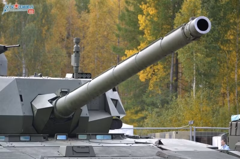 Năng lượng ở miệng pháo là khái niệm để chỉ động năng của đầu đạn trước khi đi khỏi nòng pháo, và trên siêu pháo 2A82-1M hiện tại vượt trội hơn loại tốt nhất của NATO là 120-mm L-55 là 1,17 lần.