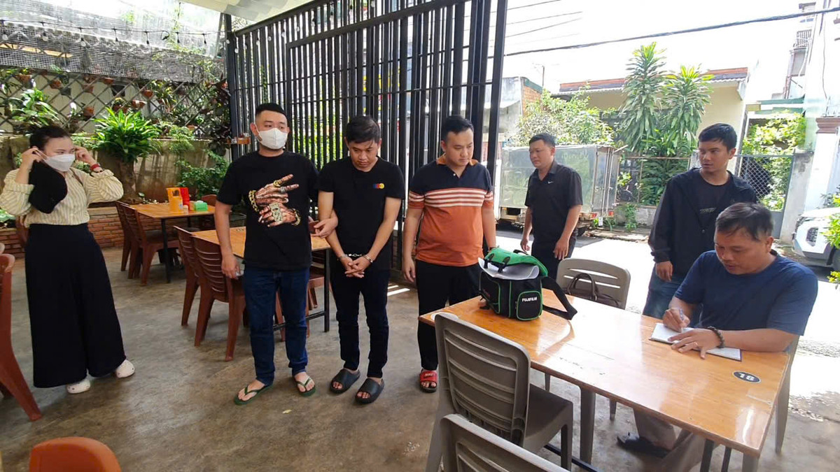 Bắt đối tượng vào quán nhậu ở Buôn Ma Thuột cướp giật tài sản Bat doi tuong vao quan nhau o Buon Ma Thuot cuop giat tai san