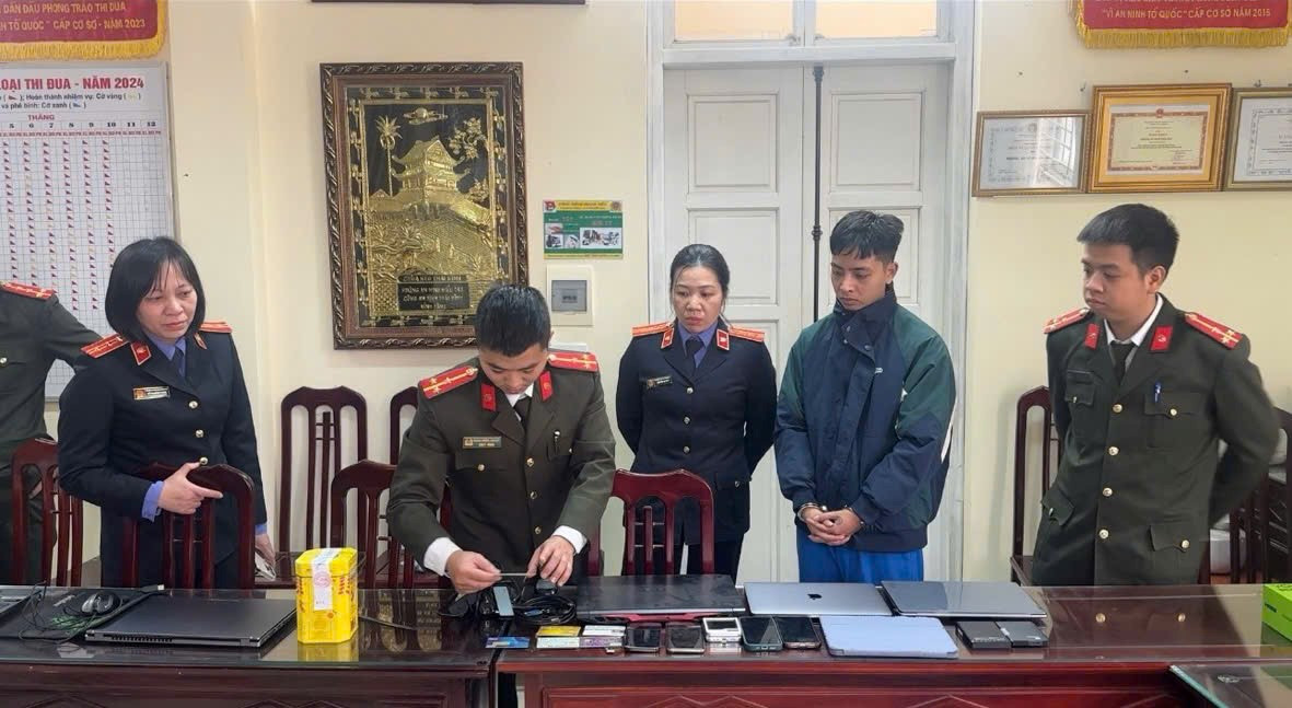 Triệt phá đường dây làm giả tài liệu của cơ quan tổ chức Triet pha duong day lam gia tai lieu cua co quan to chuc