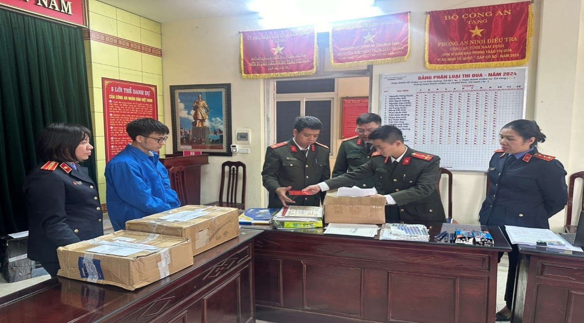 Triệt phá đường dây làm giả tài liệu của cơ quan tổ chức - Hình 2 Triet pha duong day lam gia tai lieu cua co quan to chuc-Hinh-2