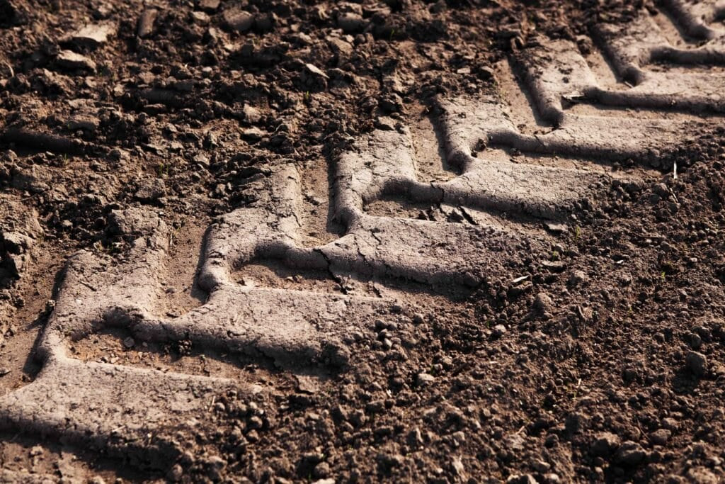 Phía ngoài sân, công an đặc biệt chú ý tới vết bánh xe hằn rõ. Đây là loại lốp của xe con. Ngoài ra, trên nền đất còn có 2 dấu giầy hướng từ ngoài vào trong. Như vậy, nhiều khả năng có tới 2 người đã đến nhà anh H. vào đêm xảy ra vụ án. Khi rà soát những đối tượng cộm cán, có tiền án, tiền sự tại địa phương, công an nắm được H. không có quan hệ gì với nhóm người này và cũng chưa từng xảy ra mâu thuẫn ngoài xã hội. (Ảnh minh họa, nguồn internet) 