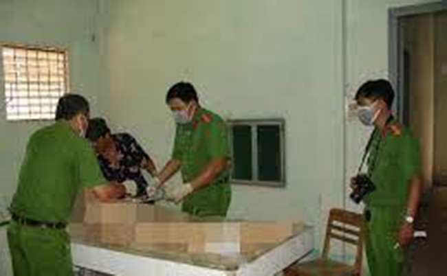 Tiến hành khám nghiệm, Công an tỉnh Bình Phước xác định trên ngực anh H. có hai vết thương, giống với vết dao đâm, gây đứt động mạch, mất máu cấp và tử vong. Với những dấu hiệu này, công an cho rằng khả năng cao đây là một vụ án mạng. H. sống một mình tại thị xã Phước Long trong căn nhà cấp 4. Hàng ngày anh này nuôi gà chọi và thường xuyên đưa gà đi "đá". Khám nghiệm tại nhà nạn nhân, công an phát hiện có nhiều vết máu rải rác trên nền đất. Ngoài ra, toàn bộ đồ đạc trong nhà không có xáo trộn. (Ảnh minh họa, nguồn internet) 