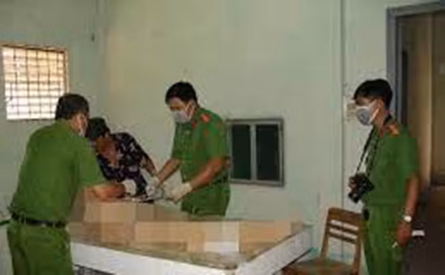 Tiến hành khám nghiệm, Công an tỉnh Bình Phước xác định trên ngực anh H. có hai vết thương, giống với vết dao đâm, gây đứt động mạch, mất máu cấp và tử vong. Với những dấu hiệu này, công an cho rằng khả năng cao đây là một vụ án mạng. H. sống một mình tại thị xã Phước Long trong căn nhà cấp 4. Hàng ngày anh này nuôi gà chọi và thường xuyên đưa gà đi "đá". Khám nghiệm tại nhà nạn nhân, công an phát hiện có nhiều vết máu rải rác trên nền đất. Ngoài ra, toàn bộ đồ đạc trong nhà không có xáo trộn. (Ảnh minh họa, nguồn internet) 