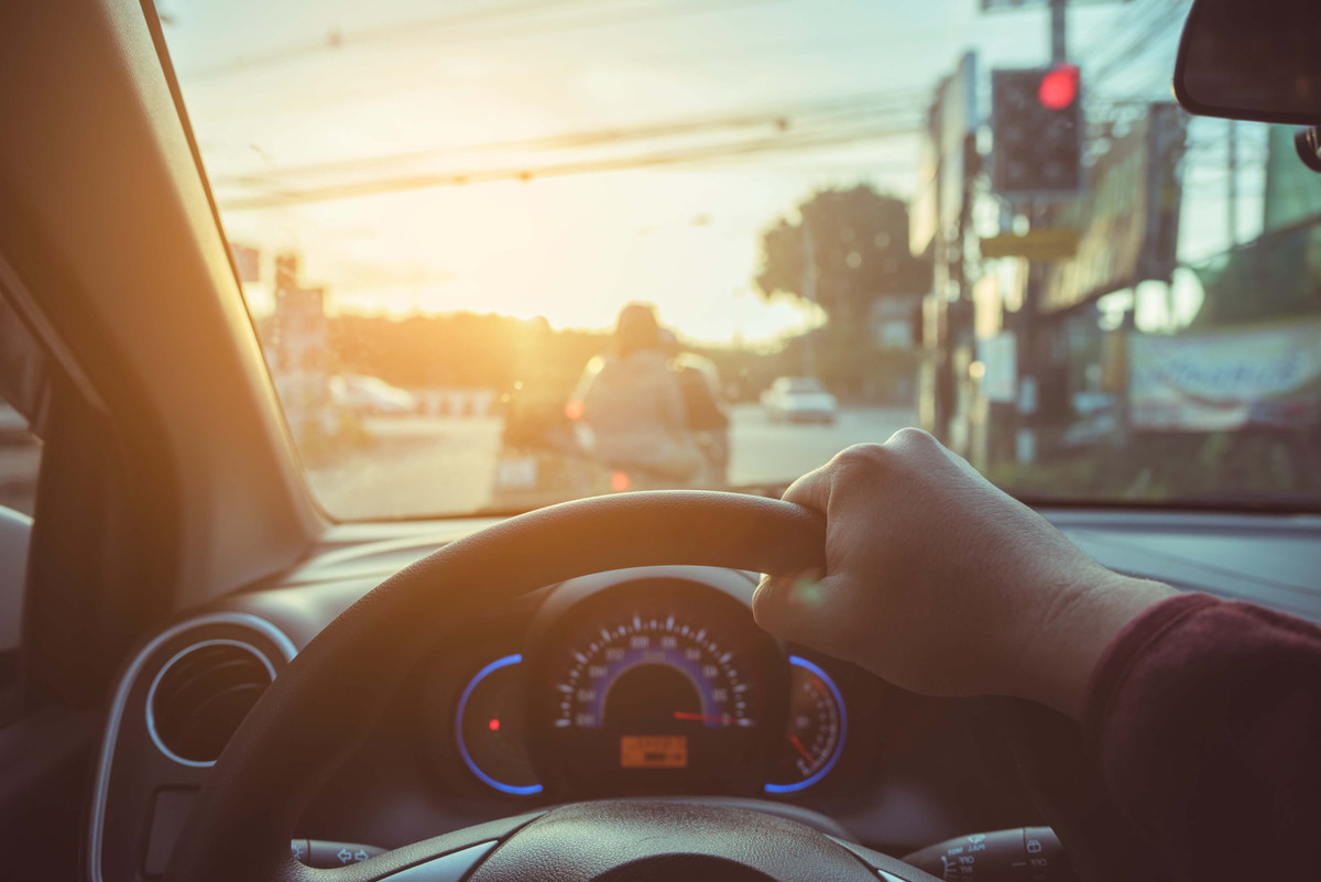 Người lái xe còn cho biết, tuy không rõ danh tính hai người khách nhưng sau khi rời nhà anh Hoài, họ có đến một cửa hàng ốc tại Đồng Xoài để ăn, nhậu. Tiến hành xác minh, chỉ ít giờ sau, hai nghi phạm đã được làm rõ là Nguyễn Văn Trường (SN 1999) và Nguyễn Văn Tuấn (SN 1982, cùng trú tỉnh Bình Phước). Trường và Tuấn có mối quan hệ khá thân thiết với nạn nhân H. Đây cũng là hai kẻ cuối cùng gặp nạn nhân trước khi anh H. tử vong trên đường tới bệnh viện. (Ảnh minh họa, nguồn internet)