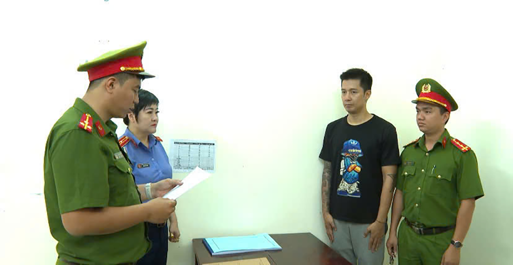 Lê Sỹ Mạnh từng khoác áo các đội Ninh Bình, Hà Nội T&amp;T, Hải Phòng khi còn thi đấu chuyên nghiệp và từng được HLV Henrique Calisto gọi vào đội tuyển Việt Nam năm 2009.