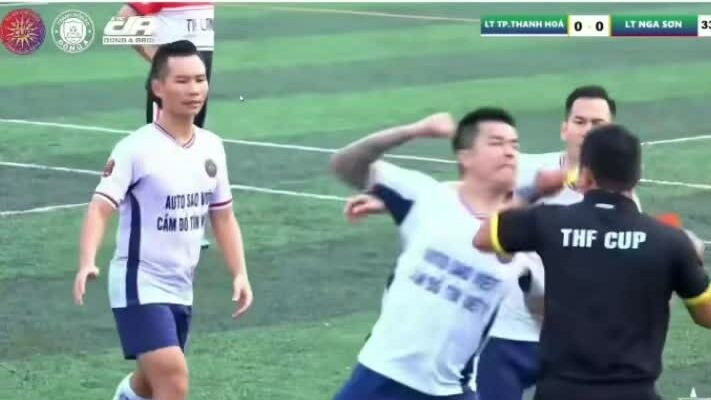Do có hành vi trên, cựu tuyển thủ tiếp tục nhận thẻ vàng thứ hai, bị truất quyền thi đấu. Mạnh đã lao vào đá, đấm trọng tài. Đoạn clip ghi lại sự việc được đăng tải lên mạng xã hội, khiến dư luận bức xúc.