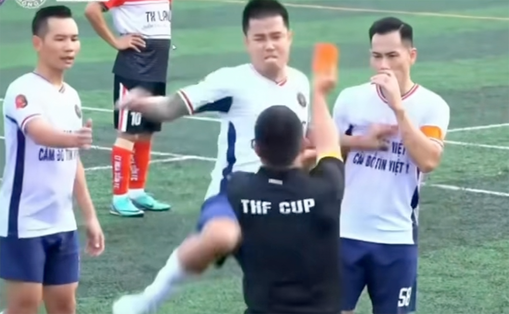Trước đó, ngày 22/12/2024, tại một giải bóng đá phong trào đang diễn ra ở TP HCM, Lê Sỹ Mạnh bị trọng tài Phạm Văn Nguyên rút thẻ vàng cảnh cáo. Mạnh đưa tay chạm vào mặt trọng tài Phạm Văn Nguyên.