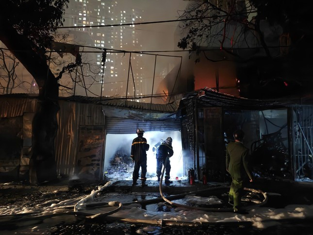 Có 5 ngôi nhà tạm bị lửa thiêu rụi, rất may không có ai bị thương vong.