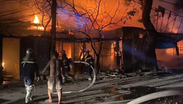 Lực lượng chức năng khống chế ngọn lửa.