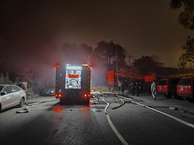 Sau khi nhận tin báo, Công an quận Bắc Từ Liêm, Công an quận Cầu Giấy, Công an quận Thanh Xuân, Công an quận Nam Từ Liêm, Đội Cảnh sát PCCC&amp;CNCH Khu vực 2 (Công an Hà Nội), điều 12 xe chữa cháy cùng hàng chục chiến sĩ cảnh sát PCCC tới hiện trường dập lửa, tìm kiếm cứu nạn. 