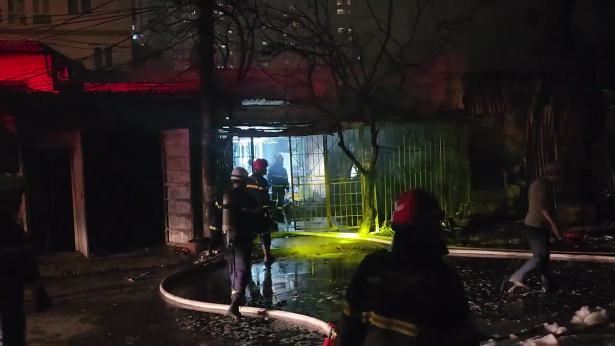 Theo ghi nhận tại hiện trường, đám cháy xảy ra ở nhà số 7 ngõ 196 đường Hồ Tùng Mậu, đây là cửa hàng kinh doanh bán các mặt hàng về sữa. Sau đó, đám cháy lan ra nhiều nhà lân cận.