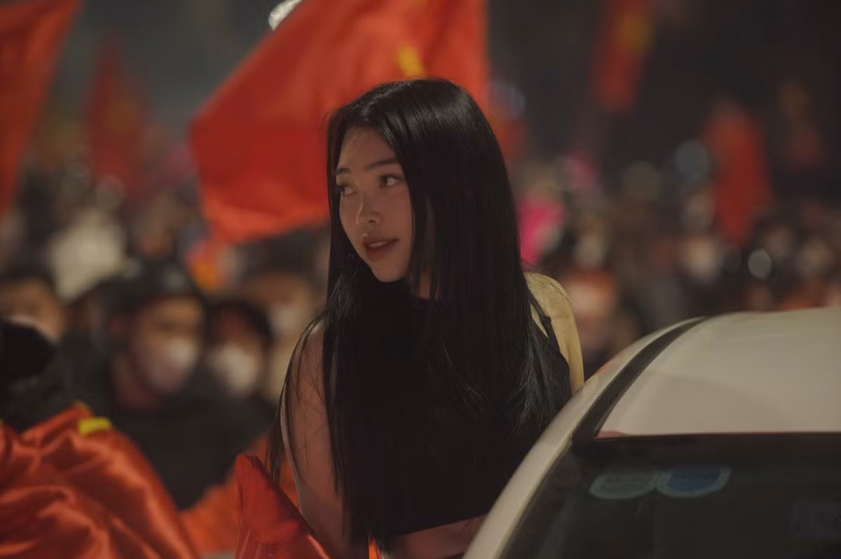 Càng về khuya, số lượng người Hà Nội đổ ra đường mừng chiến thắng càng đông. 