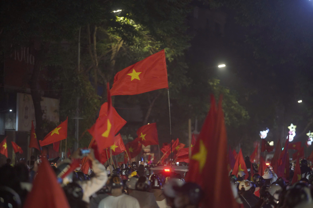 Niềm vui của người hâm mộ càng lớn hơn khi đây là lần đầu sau 27 năm, đội tuyển Việt Nam giành chiến thắng trước Thái Lan khi chơi trên sân nhà.