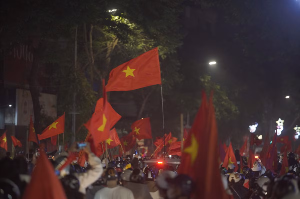 Niềm vui của người hâm mộ càng lớn hơn khi đây là lần đầu sau 27 năm, đội tuyển Việt Nam giành chiến thắng trước Thái Lan khi chơi trên sân nhà.