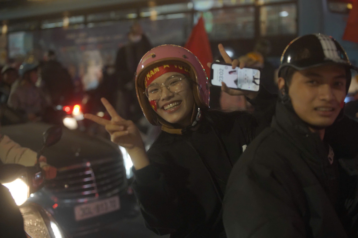 Một số tuyến đường như Hai Bà Trưng, Hàng Bài, Phố Huế, Bà Triệu...chật kín người, xe.