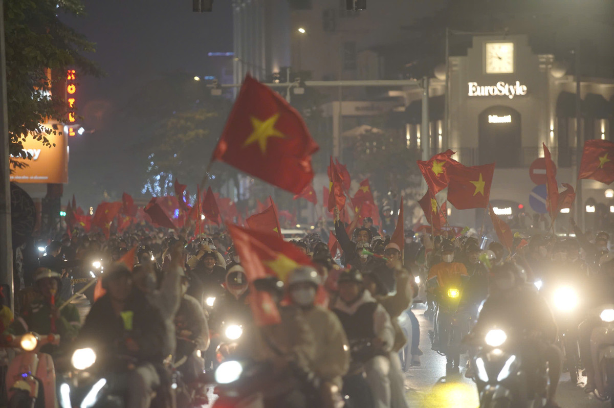 Biển người hân hoan. Cờ đỏ sao vàng bay phấp phới. Tiếng reo hò bất tận. Niềm tự hào chiến thắng lan tỏa khắp nơi nơi.