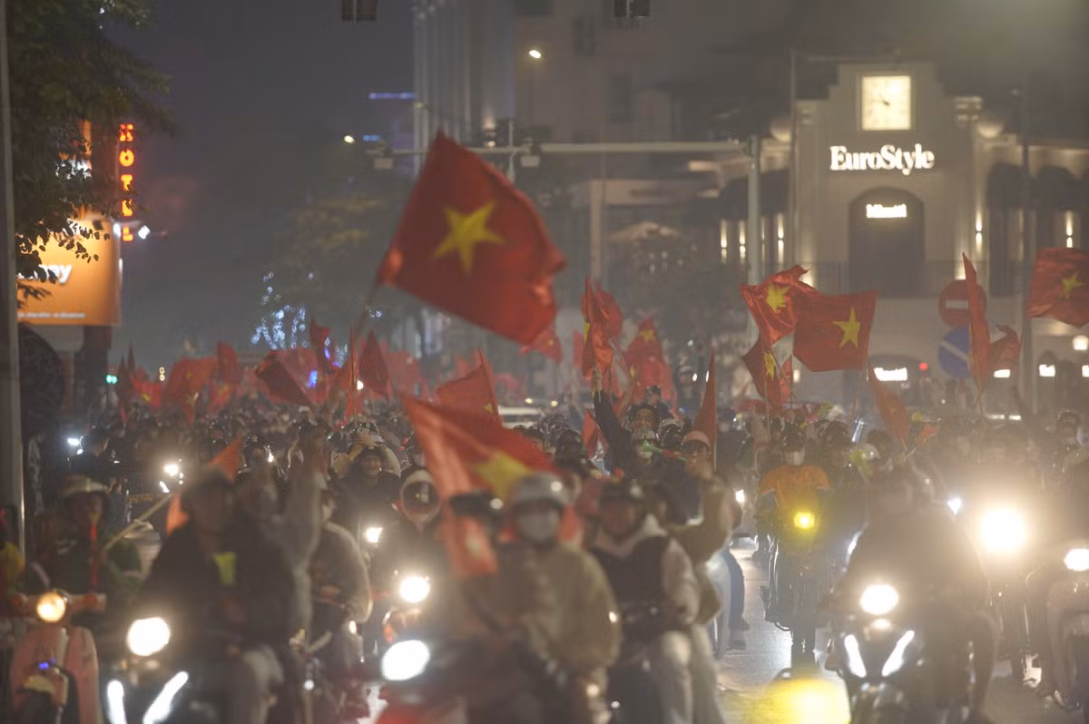 Biển người hân hoan. Cờ đỏ sao vàng bay phấp phới. Tiếng reo hò bất tận. Niềm tự hào chiến thắng lan tỏa khắp nơi nơi.