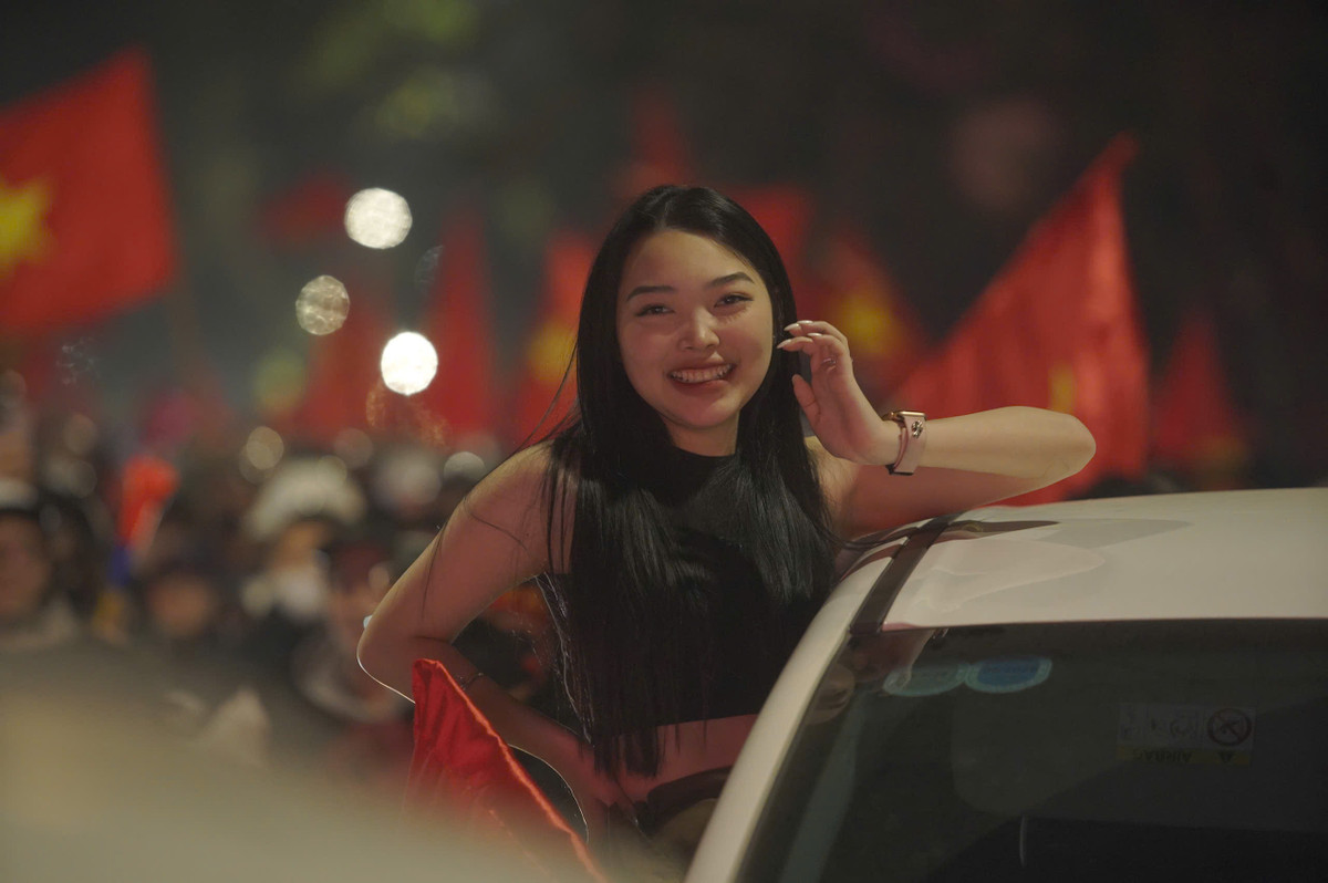 Không khí sôi động tràn ngập nhiều đường phố ở Hà Nội.