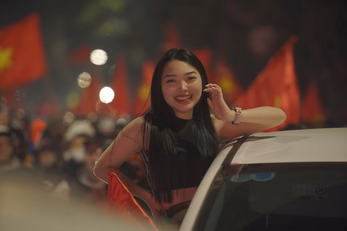 Không khí sôi động tràn ngập nhiều đường phố ở Hà Nội.