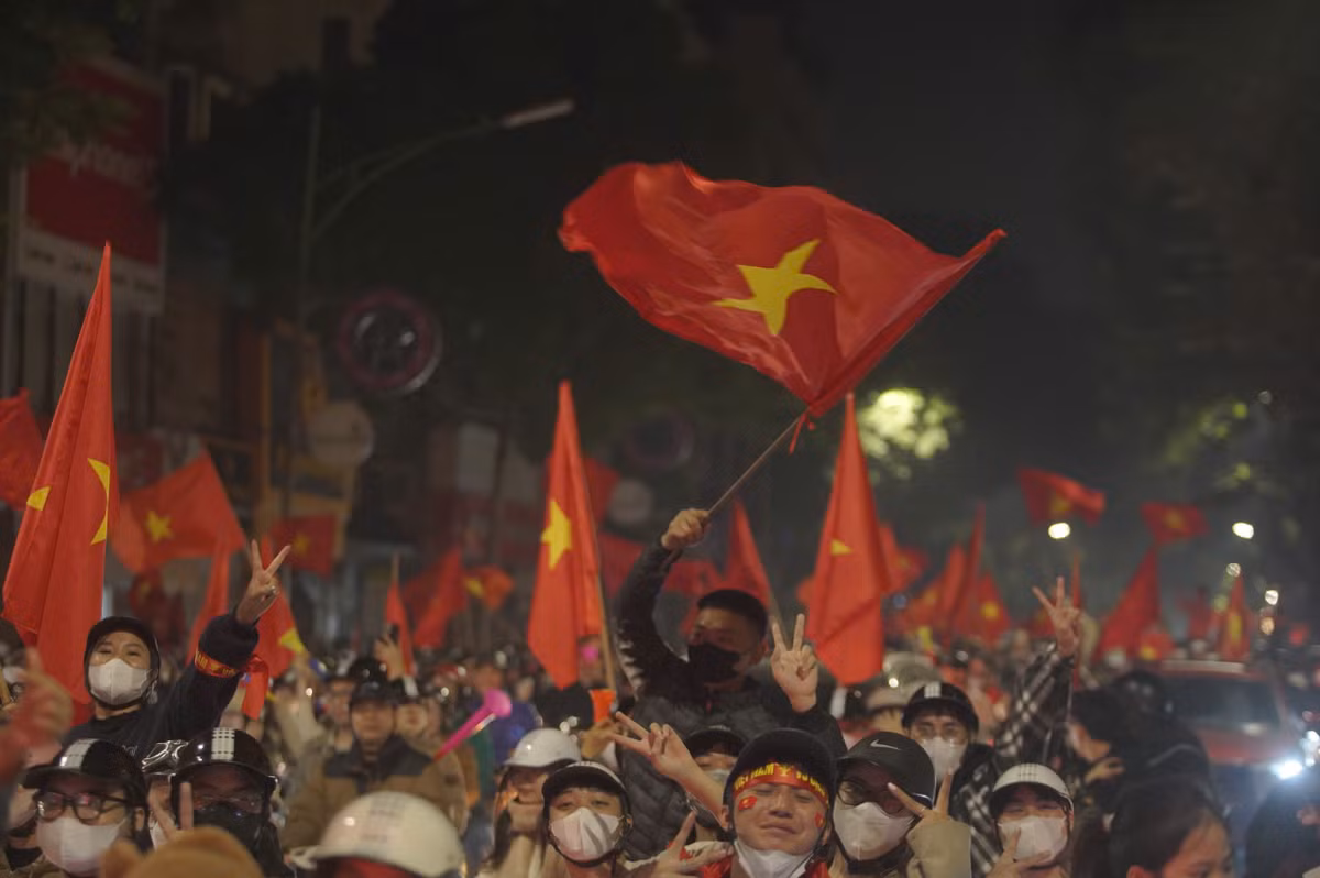 Sau khi tuyển Việt Nam giành chiến thắng trước Thái Lan tại trận chung kết lượt đi ASEAN Cup 2024 tối 2/1, đông đảo người dân đổ về các khu vực trung tâm quận 1 ở TP.HCM để "đi bão". 