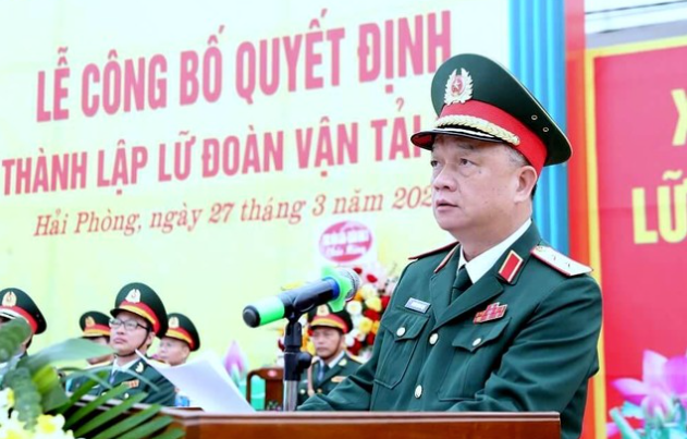 Trung tướng Nguyễn Quang Ngọc sinh năm 1968; quê quán phường Trần Đăng Ninh, thành phố Nam Định, tỉnh Nam Định; trình độ lý luận chính trị: Cao cấp; trình độ chuyên môn: Cử nhân Quân sự chuyên ngành Chỉ huy - Tham mưu Binh chủng hợp thành. 