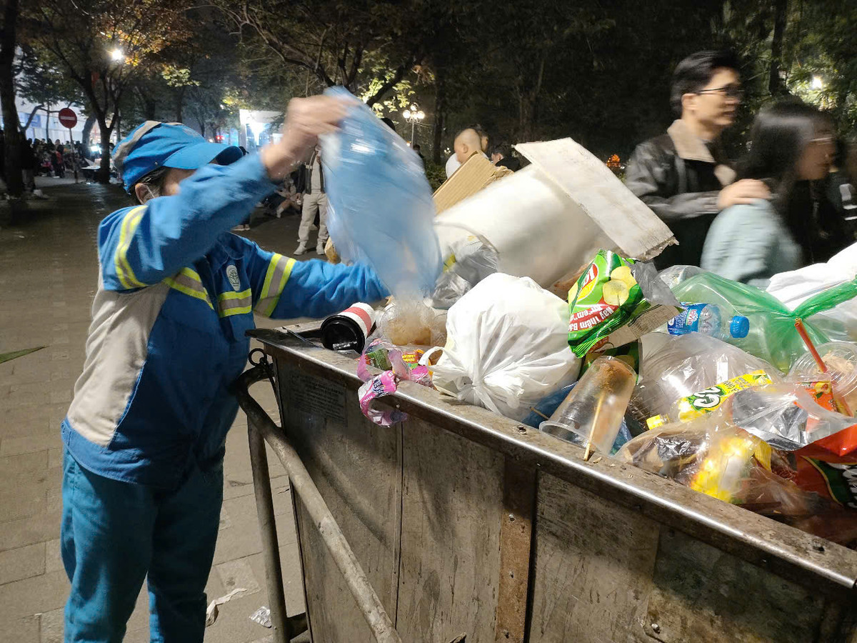 Các công nhân vệ sinh môi trường ngay sau đó đã bắt tay vào dọn dẹp, nhưng lượng rác quá nhiều, trải dài hết phố đi bộ khiến quá trình dọn mất nhiều thời gian.