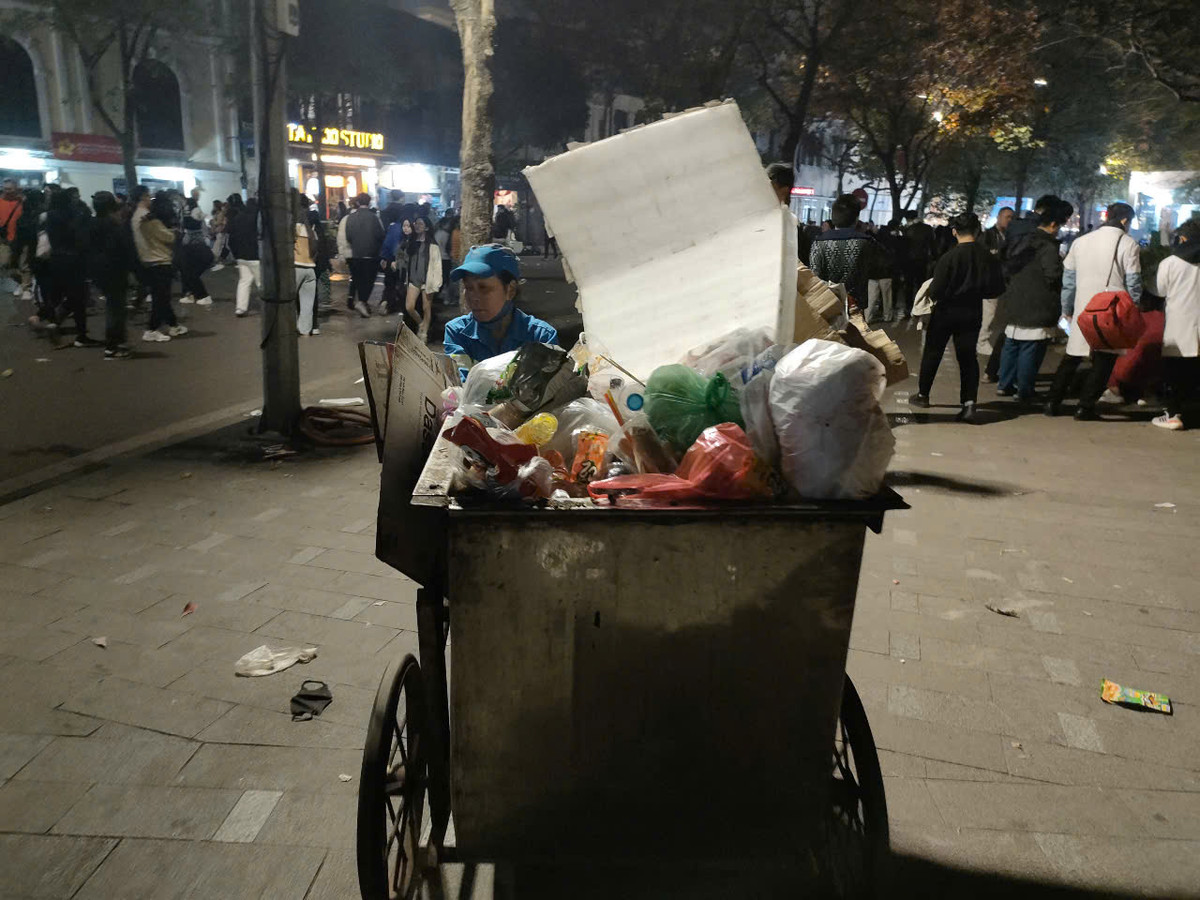 Một công nhân vệ sinh cho biết, phải dọn hết công suất thì đến sáng mới xong. Chưa kể lượng người vẫn còn ở lại phố đi bộ, rác vẫn tiếp tục thải ra.