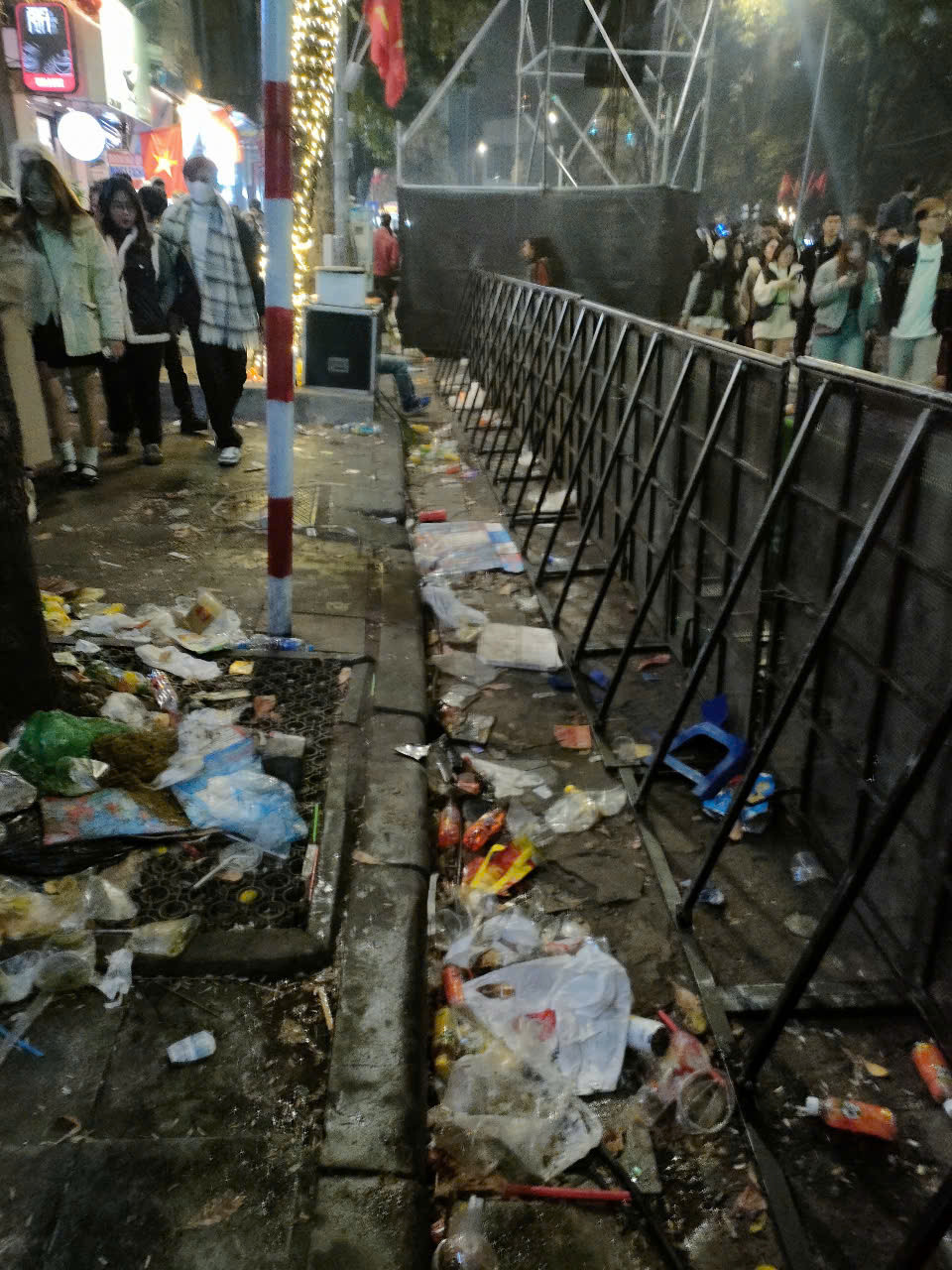 0h15 phút ngày 1/1/2025 cũng là lúc màn bắn pháo hoa chào năm mới tại khu vực Hồ Gươm, Hà Nội kết thúc. Người dân bắt đầu ồ ạt ra về, để lại phía sau là vô vàn loại rác.