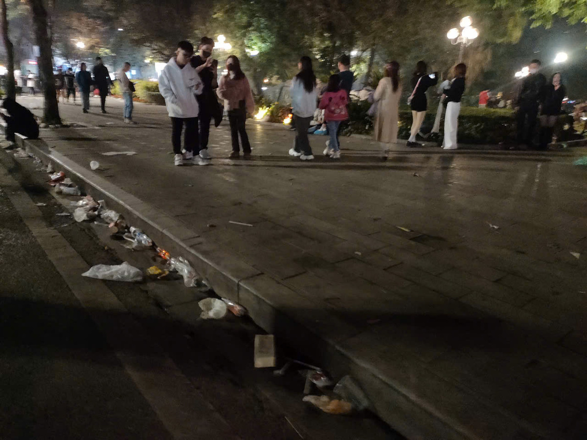 Rác trên mặt đường, cộng với nước tạo nên cảnh nhếch nhác.