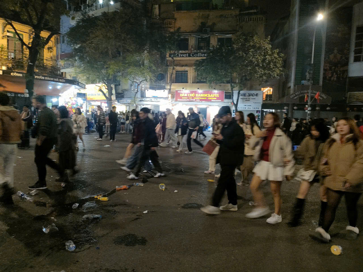 Từ đêm 31/12/2024 đến rạng sáng 1/1, sau màn pháo hoa chào năm mới 2025, hàng chục nghìn người rời đi để lại rác trên những con đường trung tâm Hà Nội.