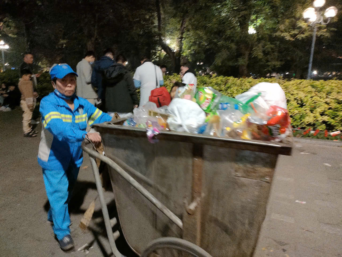 Nữ công nhân này cho biết: "Năm nào cũng vậy, cứ đến lễ lớn, Tết là sẽ có tình trạng này. Nếu mỗi người tự ý thức thì sẽ rất đỡ cho chúng tôi".