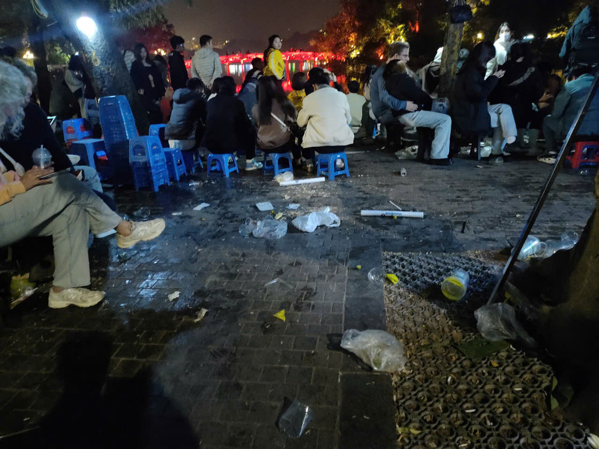 Phần lớn rác thải tại đây do người dân mang đến, nhưng khi rời đi lại không mang theo. 