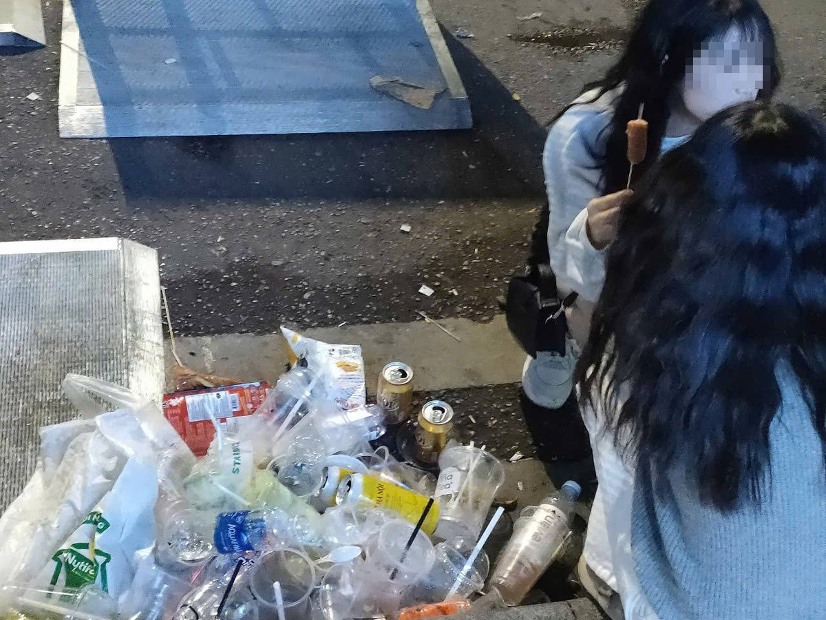 Chị Vũ Thị Lệ - người đi xem pháo hoa bức xúc nói: "Chúng ta chỉ cần mỗi người tự dọn rác của mình là sẽ sạch ngay. Ai cũng nghĩ bỏ đó rồi có người dọn, hàng trăm hàng ngàn người thì rác tràn ra đường, rất khó coi".