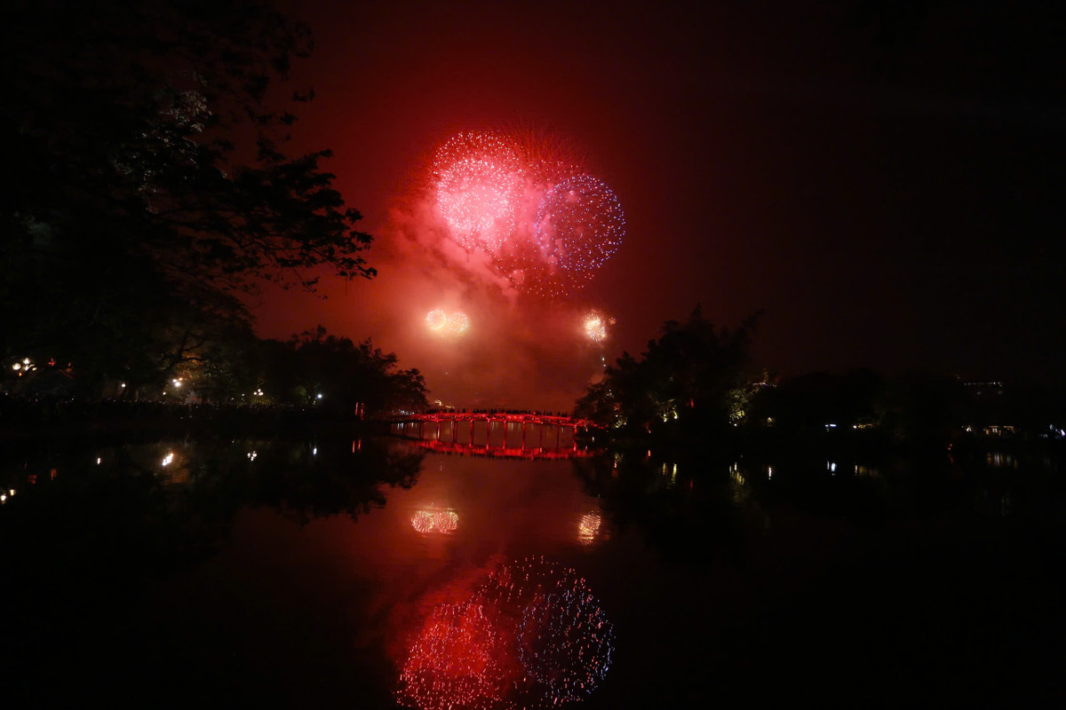 Pháo hoa vẽ nên trên nền trời đêm Hà Nội những chùm ánh sáng rực rỡ. 